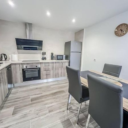 Modern 2 Bed Apartment With Pool In 프리질리아나 외부 사진