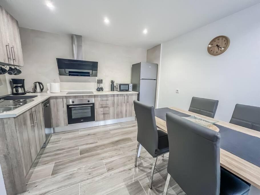 Modern 2 Bed Apartment With Pool In 프리질리아나 외부 사진