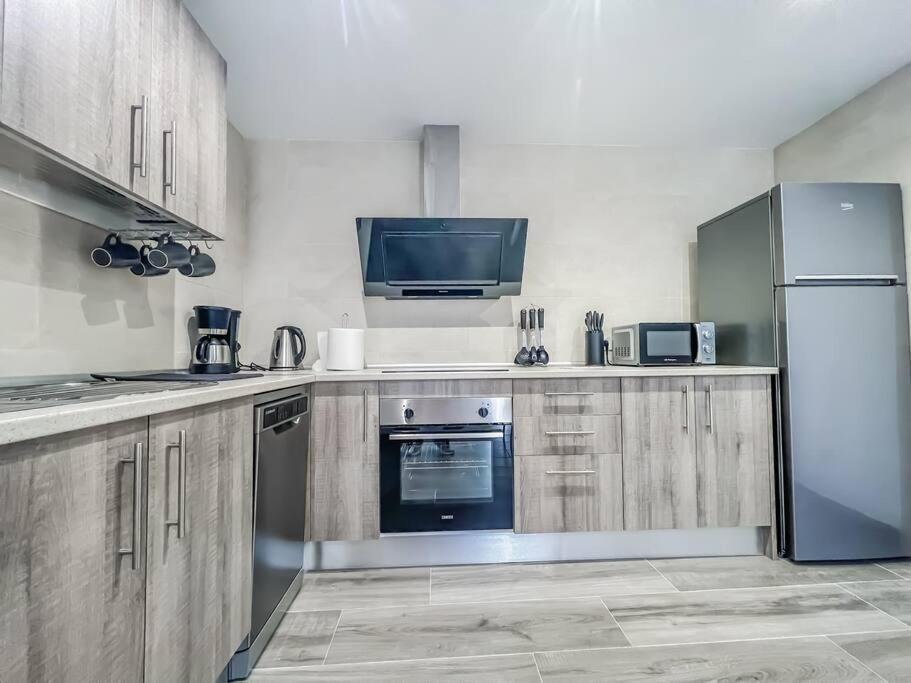 Modern 2 Bed Apartment With Pool In 프리질리아나 외부 사진