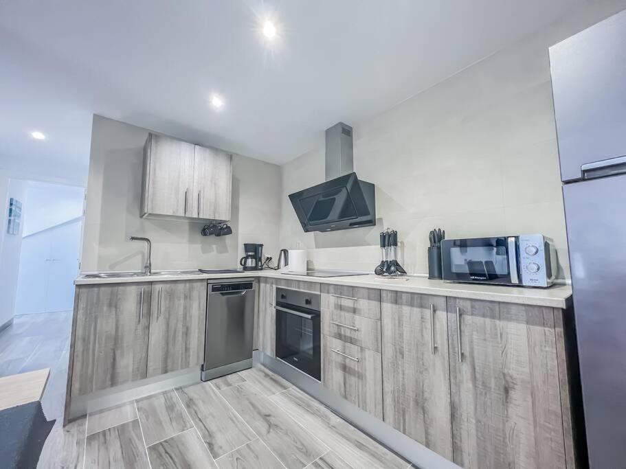 Modern 2 Bed Apartment With Pool In 프리질리아나 외부 사진