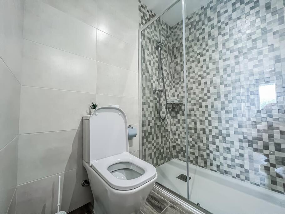 Modern 2 Bed Apartment With Pool In 프리질리아나 외부 사진