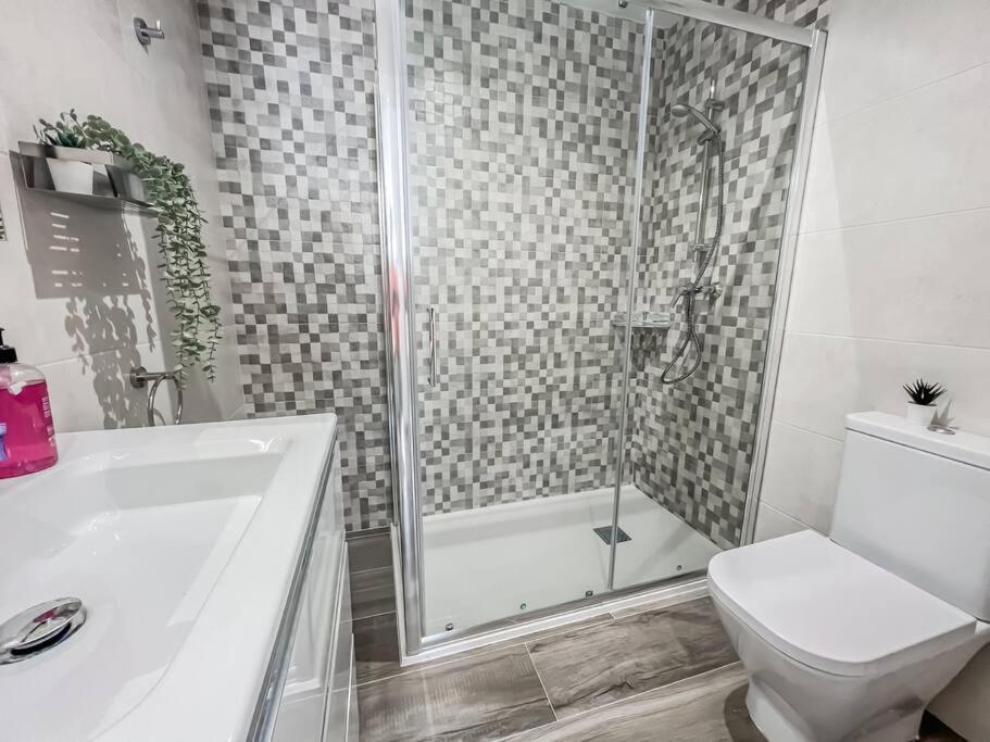Modern 2 Bed Apartment With Pool In 프리질리아나 외부 사진