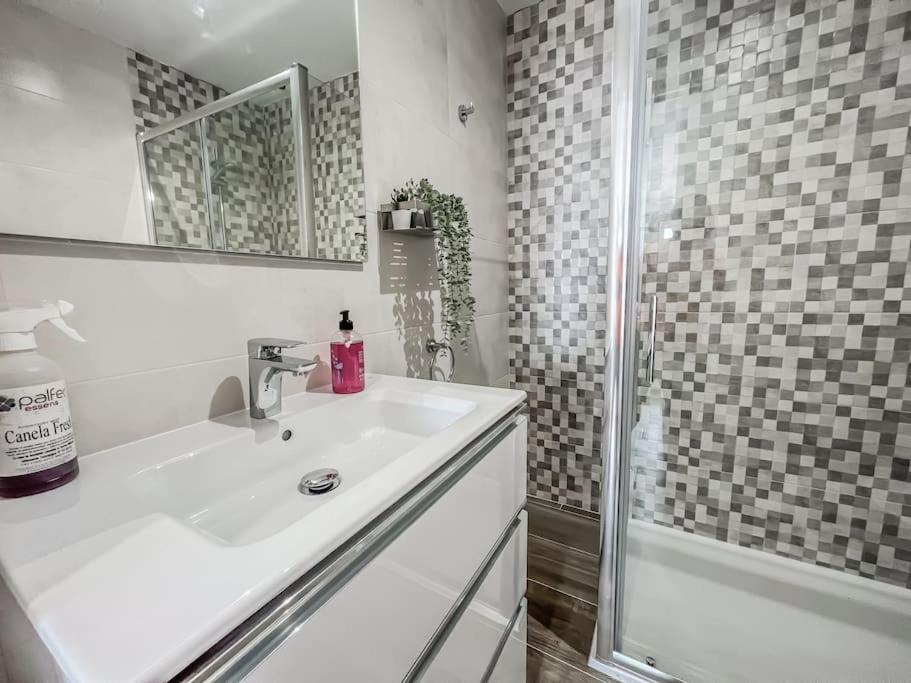 Modern 2 Bed Apartment With Pool In 프리질리아나 외부 사진