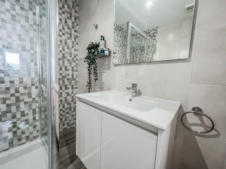 Modern 2 Bed Apartment With Pool In 프리질리아나 외부 사진